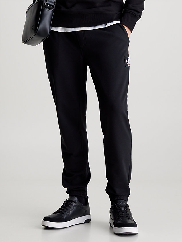 black obcisłe spodnie dresowe z naszywką z materiału frotte dla mężczyźni - calvin klein jeans