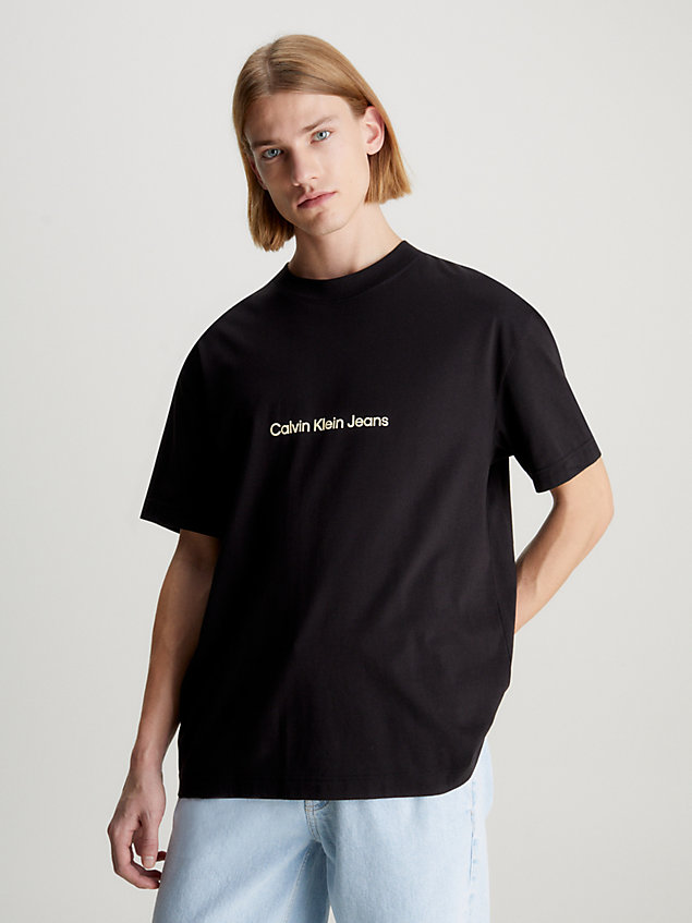 black lässiges t-shirt mit logo auf dem rücken für herren - calvin klein jeans