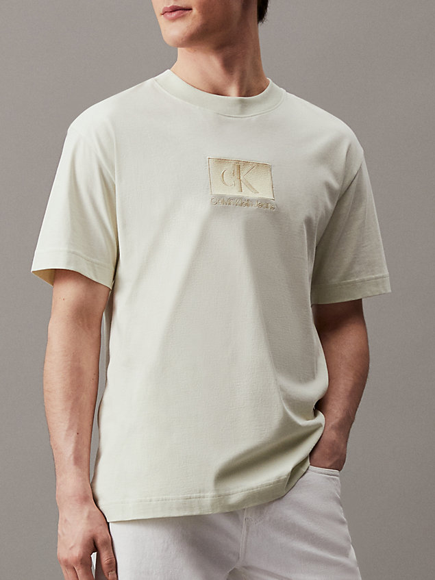 white swobodny t-shirt z naszywką dla mężczyźni - calvin klein jeans