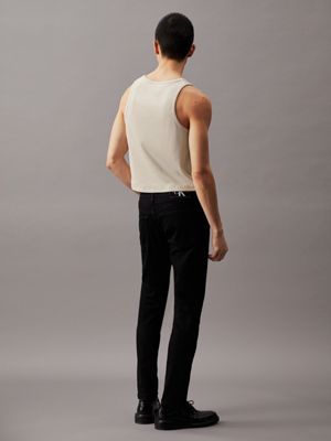 Allenamento Muscolare Dell'uomo In Palestra Fotografia Stock - Immagine