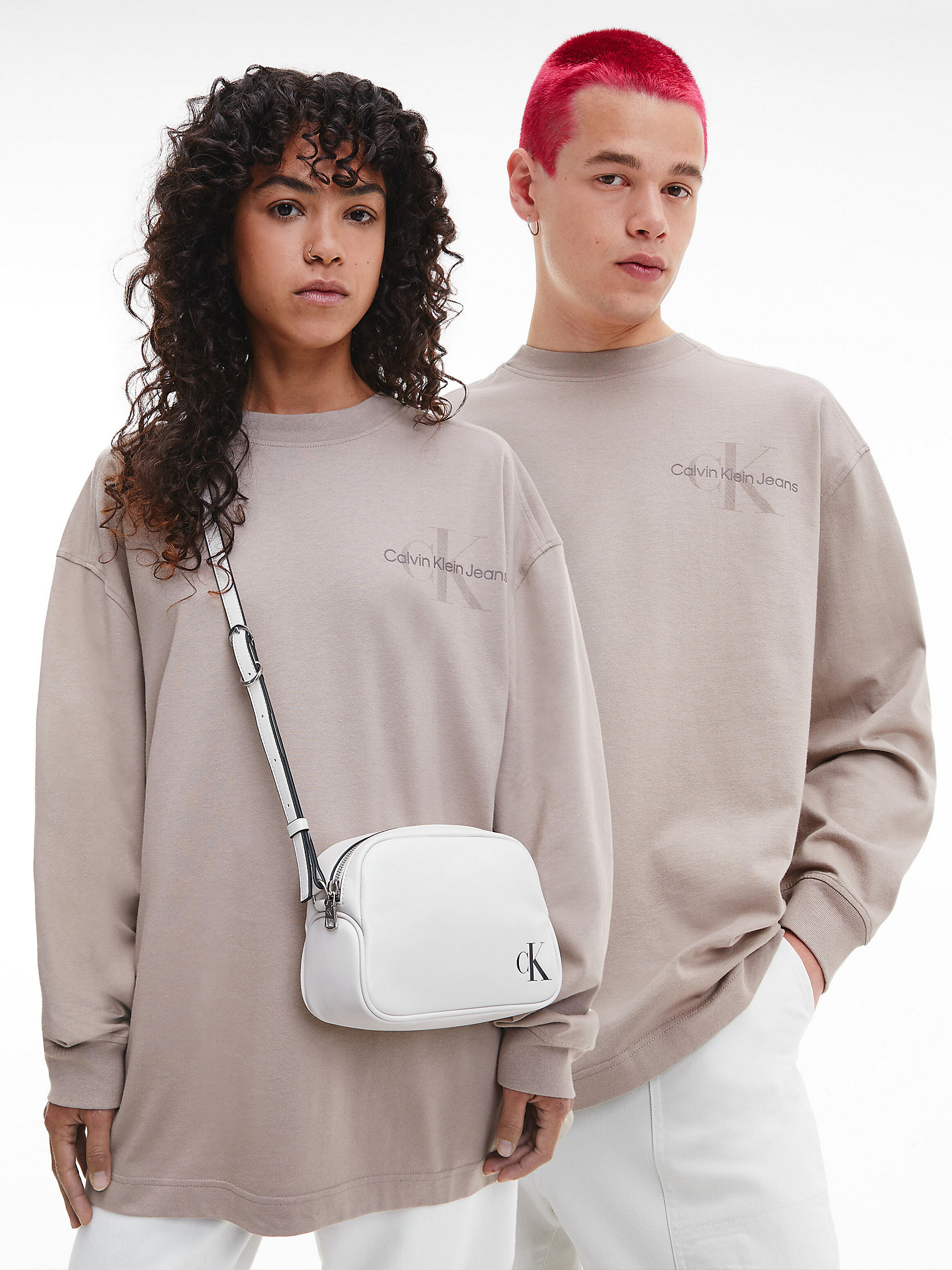 Perfect Taupe > T-Shirt Oversize Z Długim Rękawem Unisex > undefined Unisex - Calvin Klein