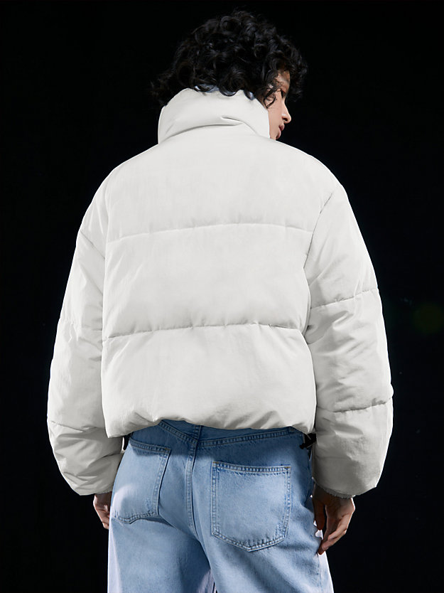 ghost grey kurtka puchowa o krótkim fasonie z materiałów z recyklingu dla unisex - calvin klein jeans