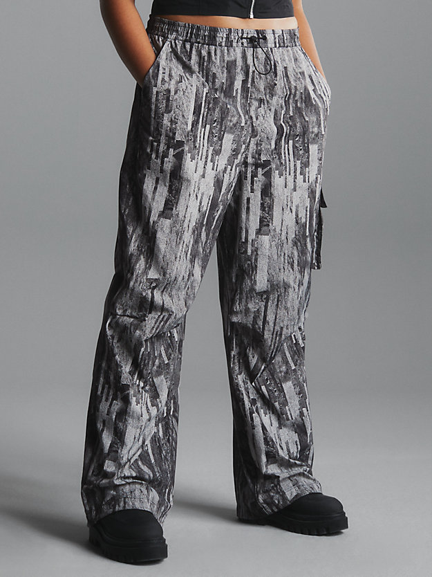 pantaloni cargo stampati unisex glitched aop da unisex calvin klein jeans
