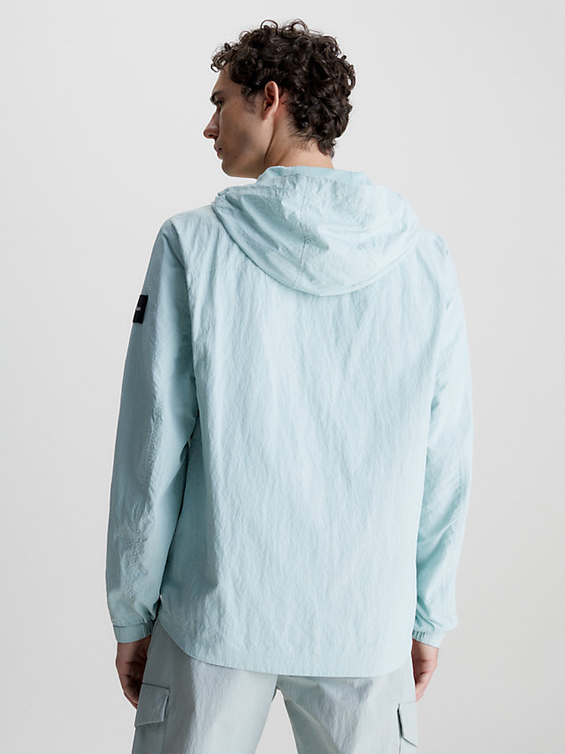 chaqueta con capucha de nailon reciclado blue de hombre calvin klein