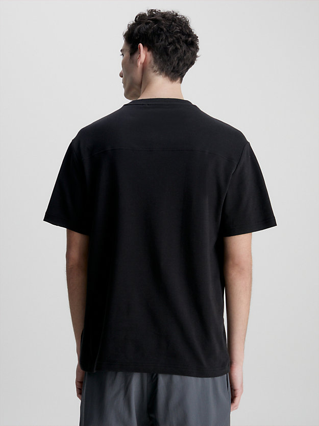t-shirt in cotone biologico con logo ck black da uomo calvin klein