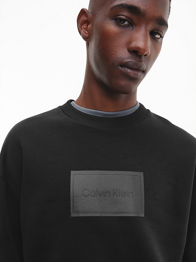 black lässiges strukturiertes logo-sweatshirt für herren - calvin klein