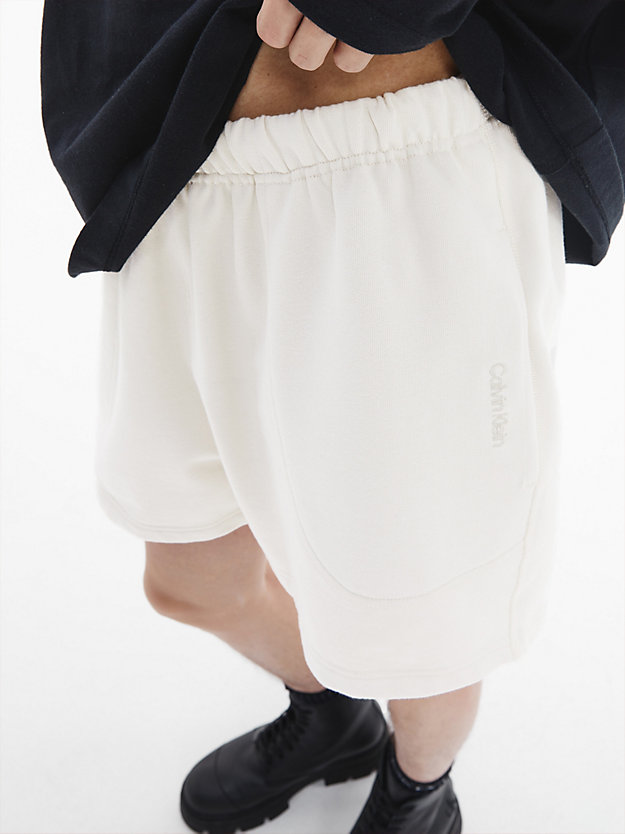 BONE WHITE Shorts de chándal unisex de estilo holgado - CK Standards de unisex CALVIN KLEIN