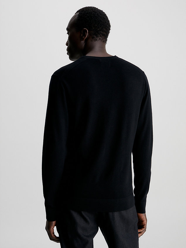 black sweter z dekoltem w serek z wełny merynosa dla mężczyźni - calvin klein