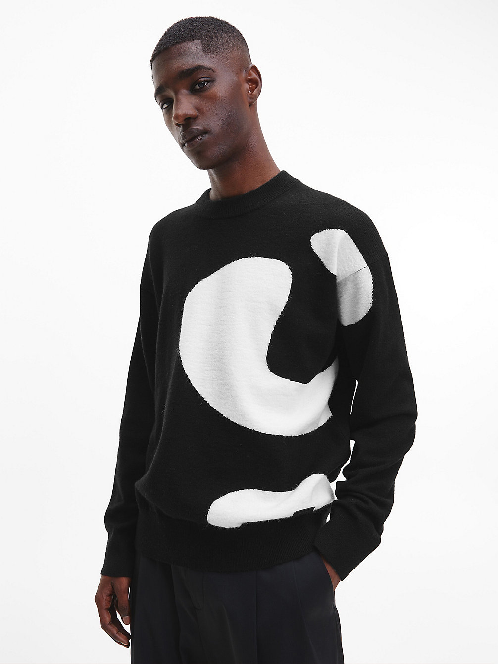 CK BLACK > Swobodny Sweter Z Abstrakcyjną Grafiką > undefined Mężczyźni - Calvin Klein