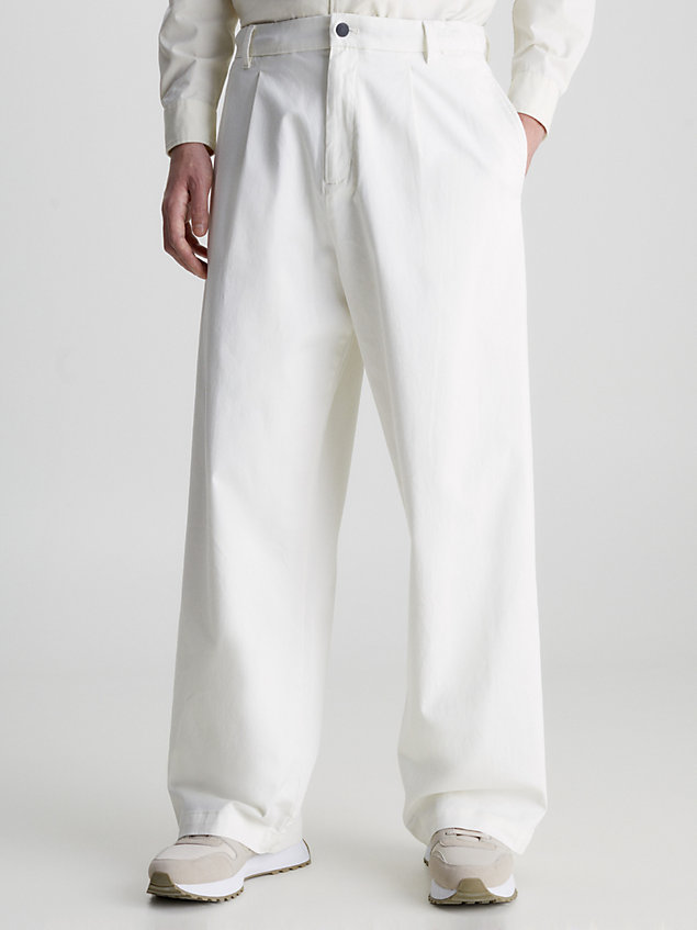 white relaxed broek met wijde pijp voor heren - calvin klein