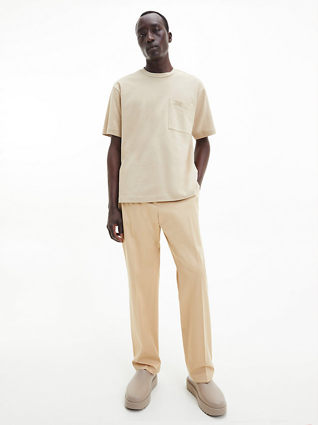 camiseta holgada con bolsillo de algodón orgánico beige de hombre calvin klein
