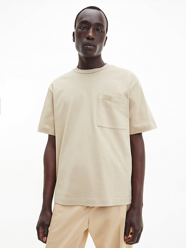 beige swobodny t-shirt z kieszenią z bawełny organicznej dla mężczyźni - calvin klein