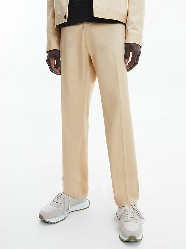 beige proste spodnie z twillu z tencelu dla mężczyźni - calvin klein