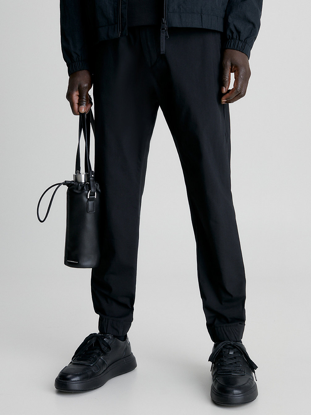 CK BLACK > Wąskie Spodnie Ze Zwężanymi Nogawkami O Skróconym Kroju > undefined Mężczyźni - Calvin Klein