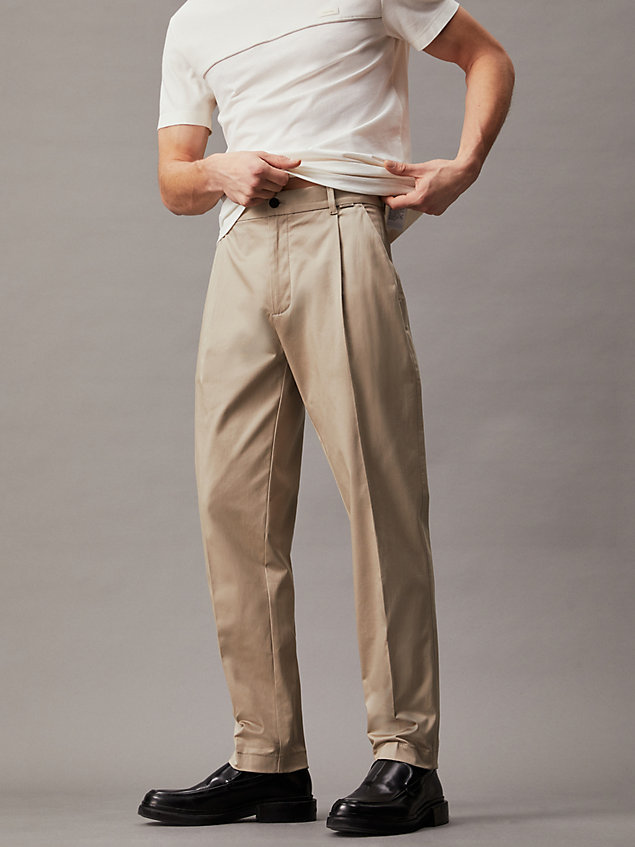 grey wąskie spodnie ze zwężanymi nogawkami o skróconym kroju dla mężczyźni - calvin klein