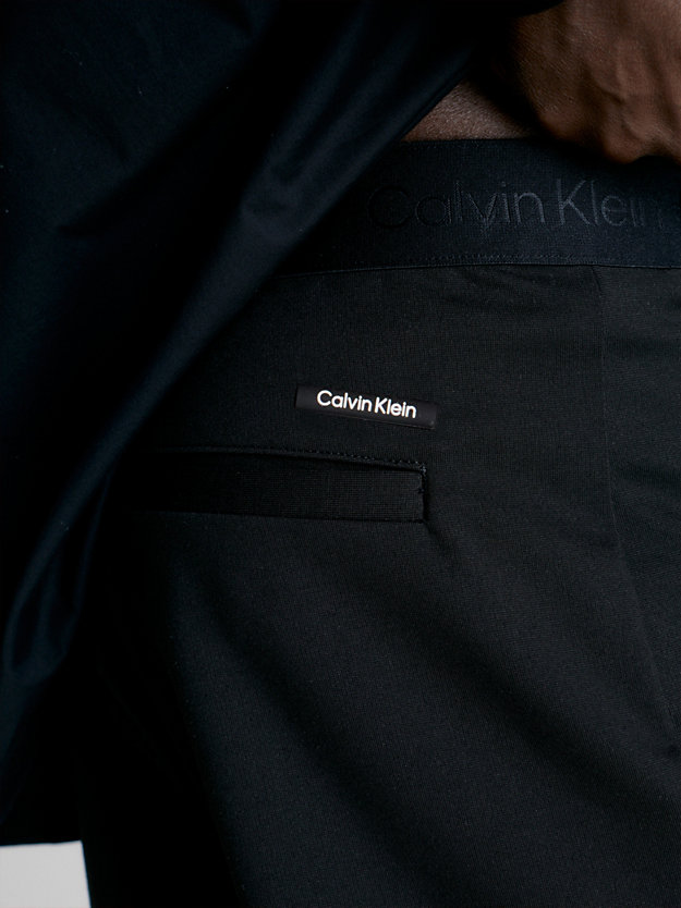 CK BLACK Pantalones tapered cropped de hombre CALVIN KLEIN