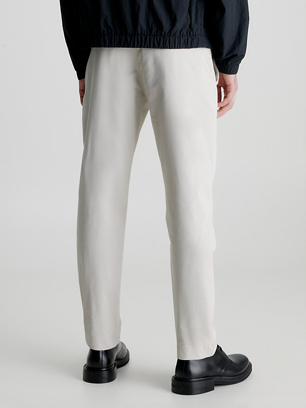 STONY BEIGE Pantalones tapered cropped de sarga de hombre CALVIN KLEIN