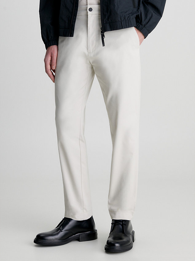 beige wąskie spodnie z diagonalu ze zwężanymi nogawkami o skróconym kroju dla mężczyźni - calvin klein