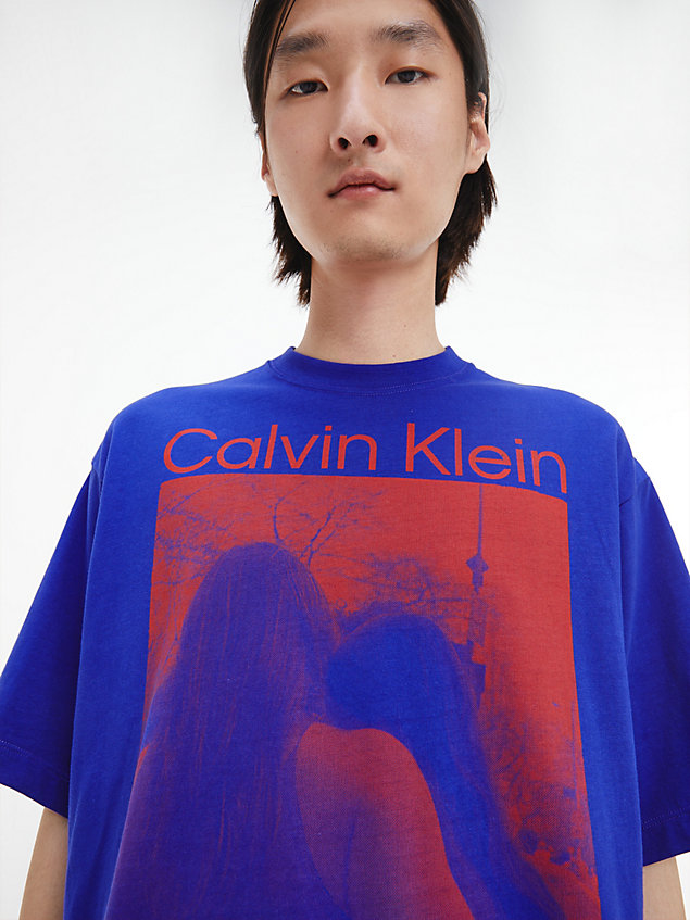 blue t-shirt unisex z nadrukiem - ck standards dla mężczyźni - calvin klein