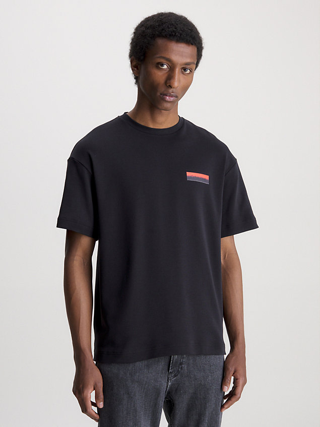 black t-shirt mit print hinten und ombré-farbeffekt für herren - calvin klein