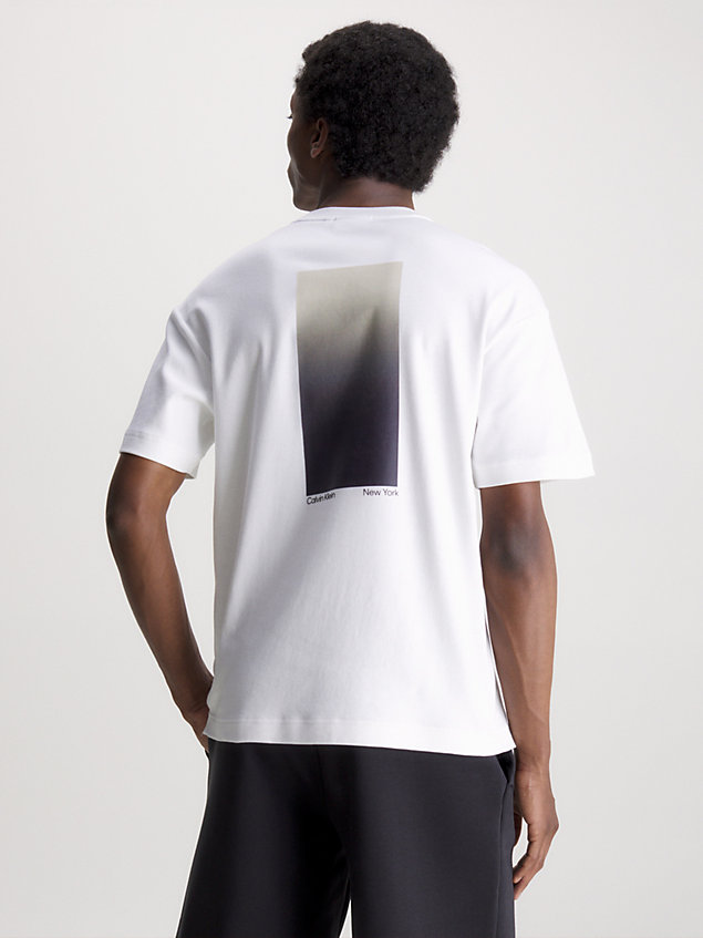 white t-shirt mit print hinten und ombré-farbeffekt für herren - calvin klein