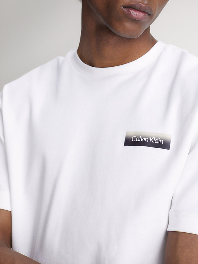 white t-shirt mit print hinten und ombré-farbeffekt für herren - calvin klein