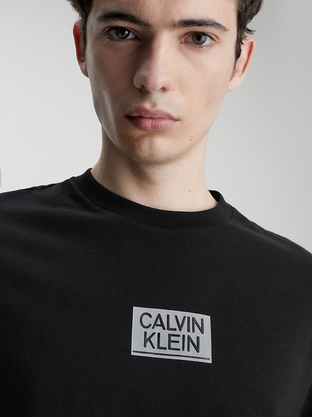 black t-shirt z logo z bawełny organicznej dla mężczyźni - calvin klein