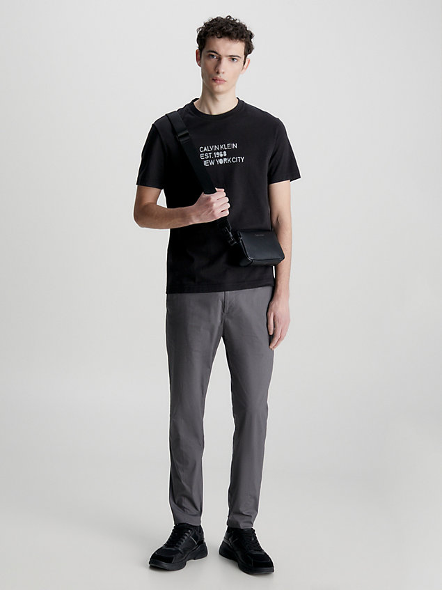 black t-shirt z logo z bawełny organicznej dla mężczyźni - calvin klein