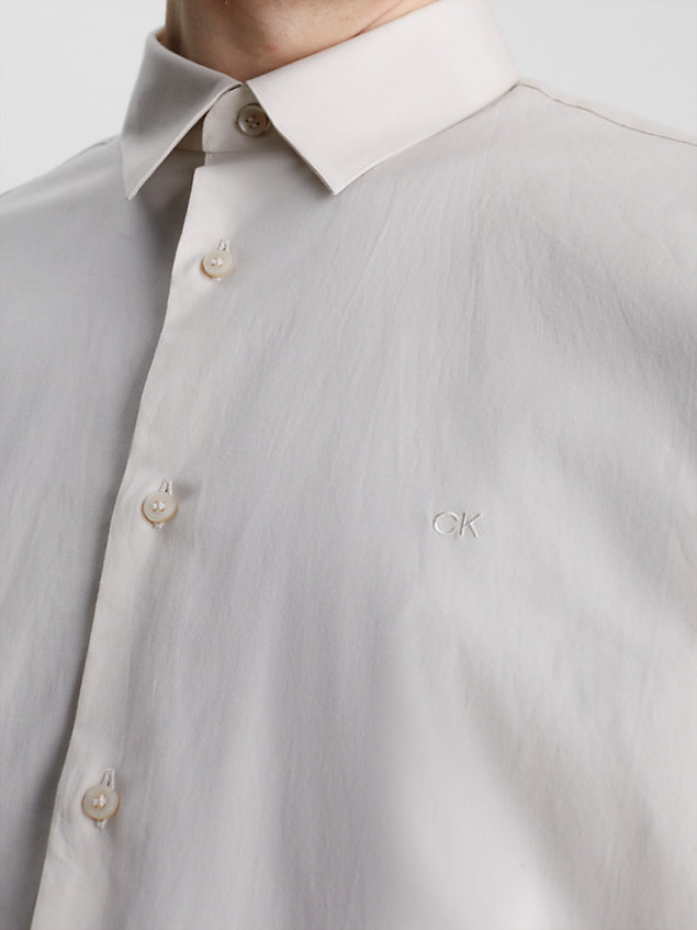 beige swobodna koszulka popelinowa w kontrastowych kolorach dla mężczyźni - calvin klein