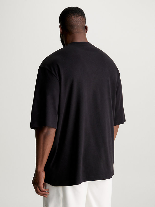 black t-shirt mit tasche aus mesh in großen größen für herren - calvin klein