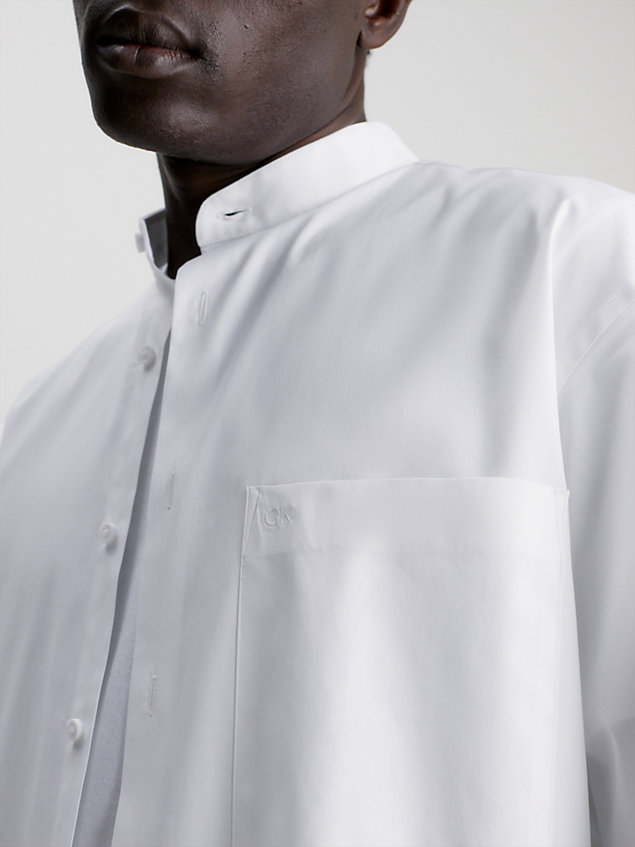 white swobodna koszula popelinowa ze stójką dla mężczyźni - calvin klein