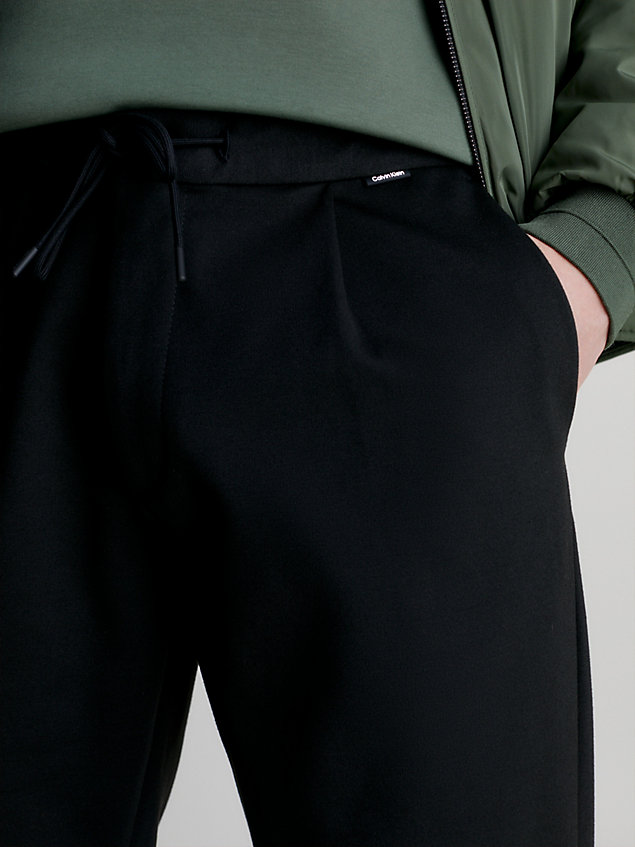 black zwężane dzianinowe spodnie z plisami dla mężczyźni - calvin klein