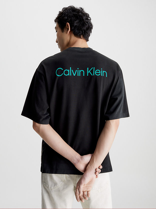 black beauty swobodny t-shirt unisex z nadrukiem - ck standards dla mężczyźni - calvin klein