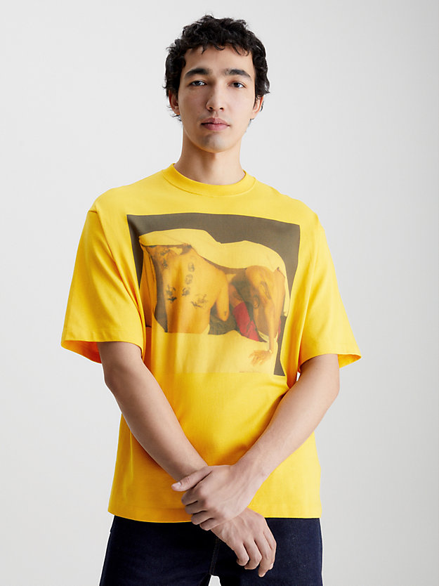 spectra yellow lässiges unisex-t-shirt mit print – ck standards für herren - calvin klein