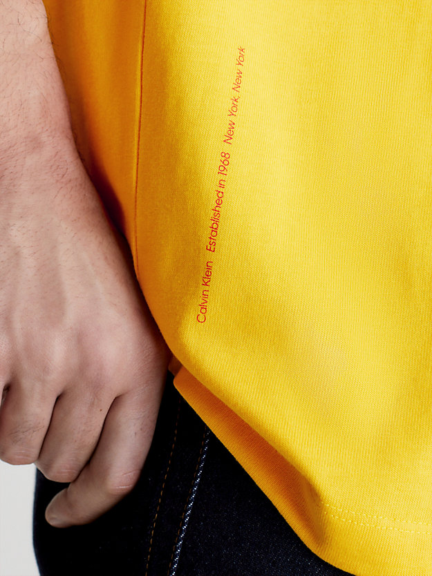 spectra yellow swobodny t-shirt unisex z nadrukiem - ck standards dla mężczyźni - calvin klein