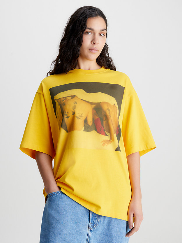spectra yellow lässiges unisex-t-shirt mit print – ck standards für herren - calvin klein