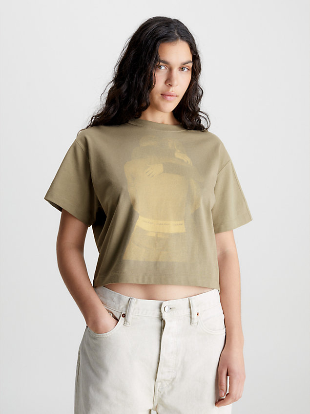 green cropped unisex-t-shirt mit print – ck standards für herren - calvin klein