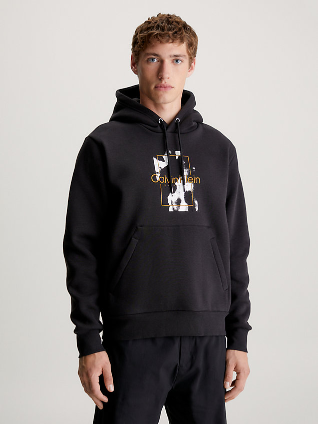 black logo-hoodie mit camouflage-optik für herren - calvin klein