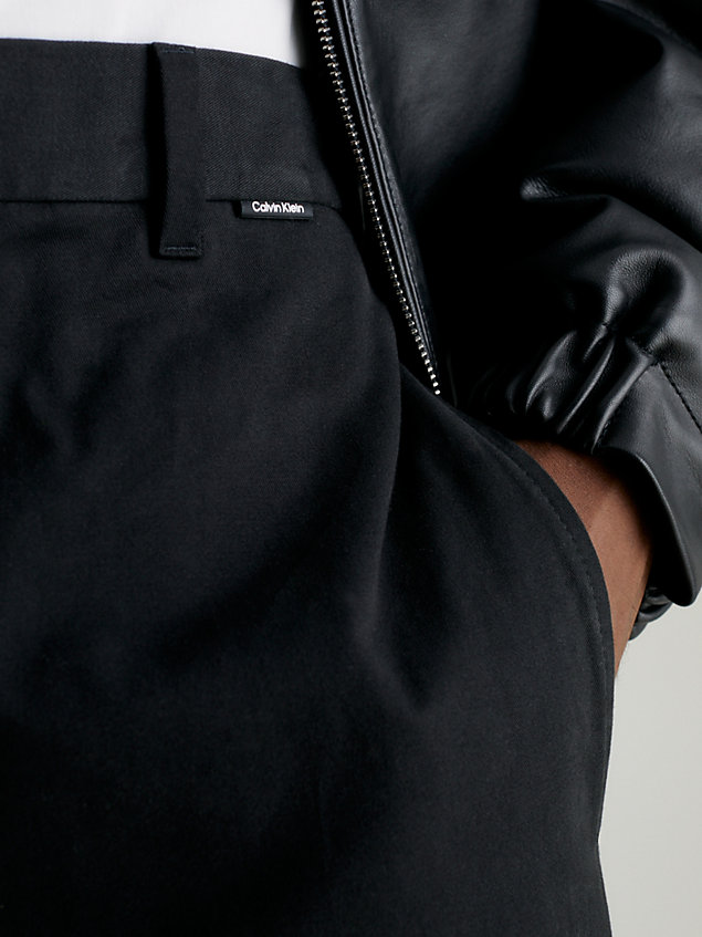 black swobodne spodnie z bawełny z twillem dla mężczyźni - calvin klein