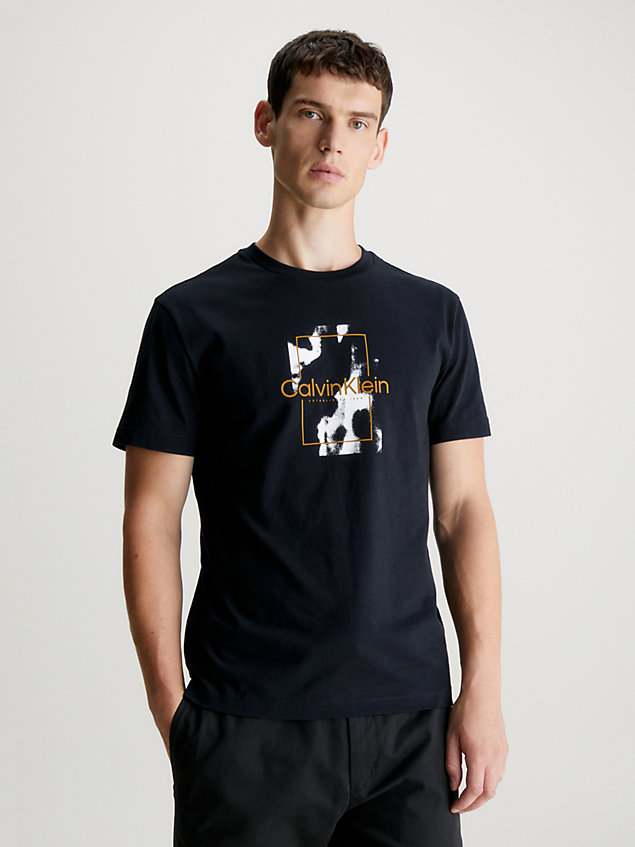 black logo-t-shirt mit camouflage-optik für herren - calvin klein
