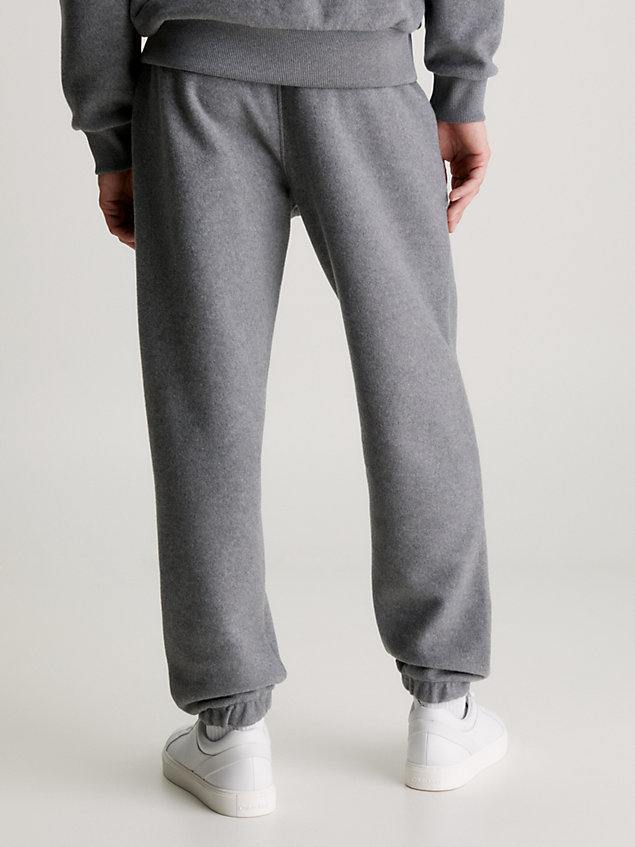grey comfort-jogginghose aus gebürstetem fleece für herren - calvin klein