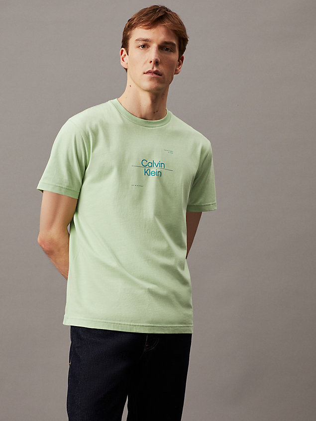 green t-shirt mit linearer grafik für herren - calvin klein