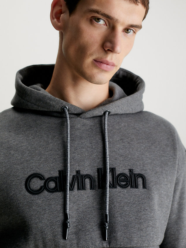 grey bluza z kapturem z haftowanym logo dla mężczyźni - calvin klein
