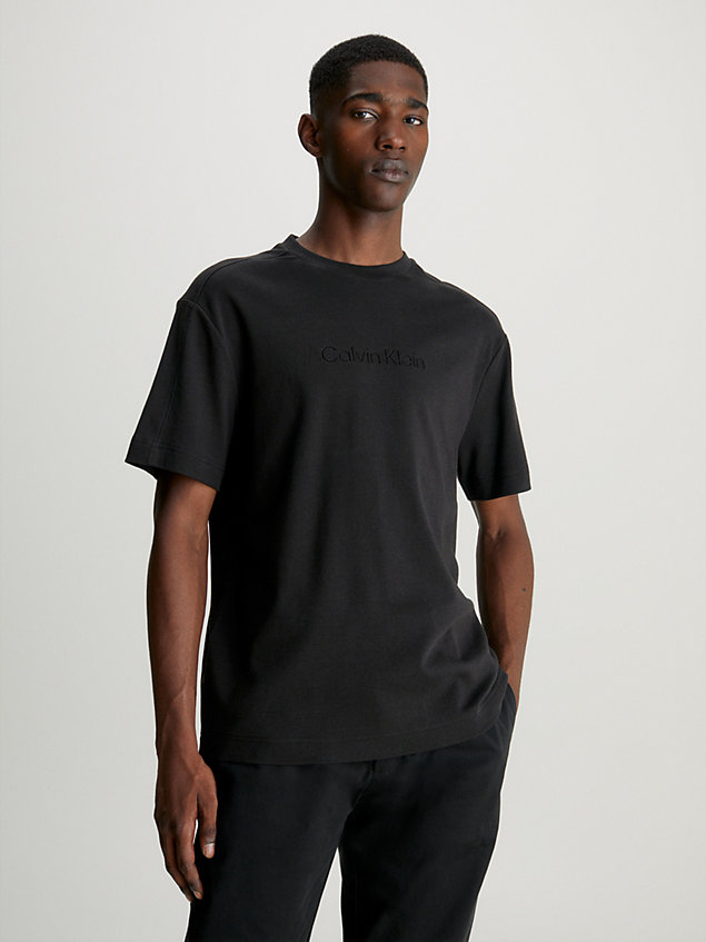 t-shirt con logo inciso black da uomini calvin klein