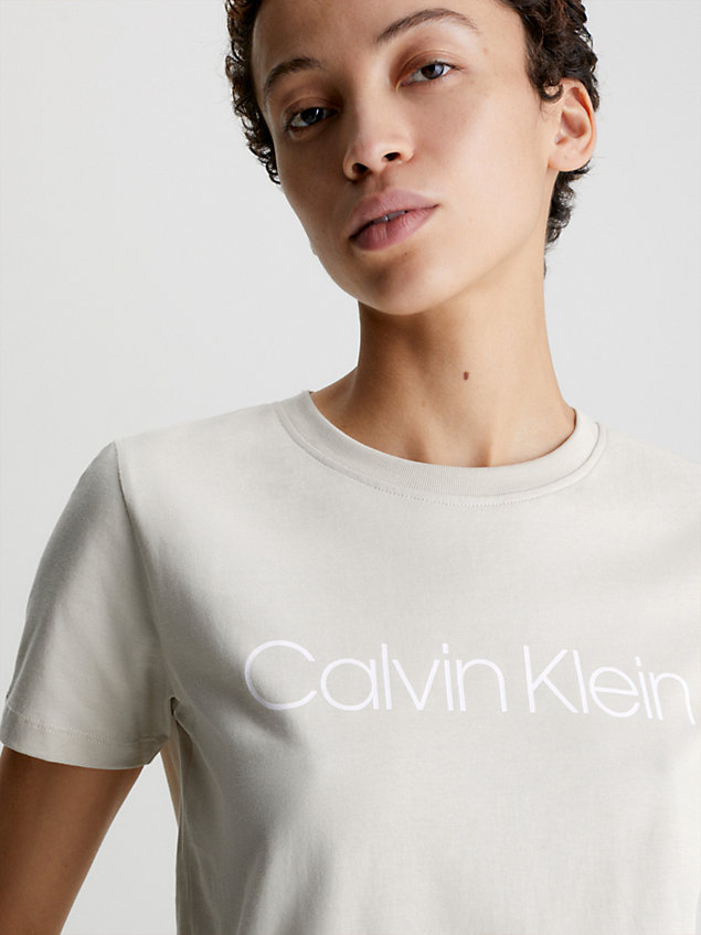 beige logo-t-shirt aus bio-baumwolle für damen - calvin klein