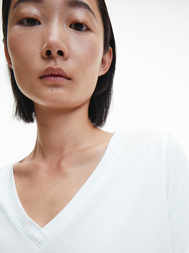 BRIGHT WHITE T-shirt Essential à col en V for femmes CALVIN KLEIN
