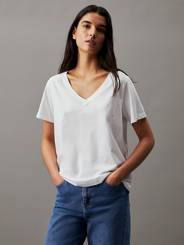 white t-shirt mit v-ausschnitt für damen - calvin klein