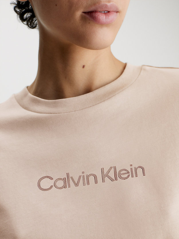 t-shirt con logo in cotone oxford tan da donna calvin klein