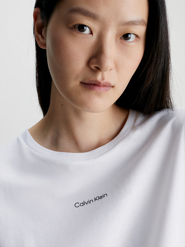 bright white bawełniany t-shirt z małym logo dla kobiety - calvin klein