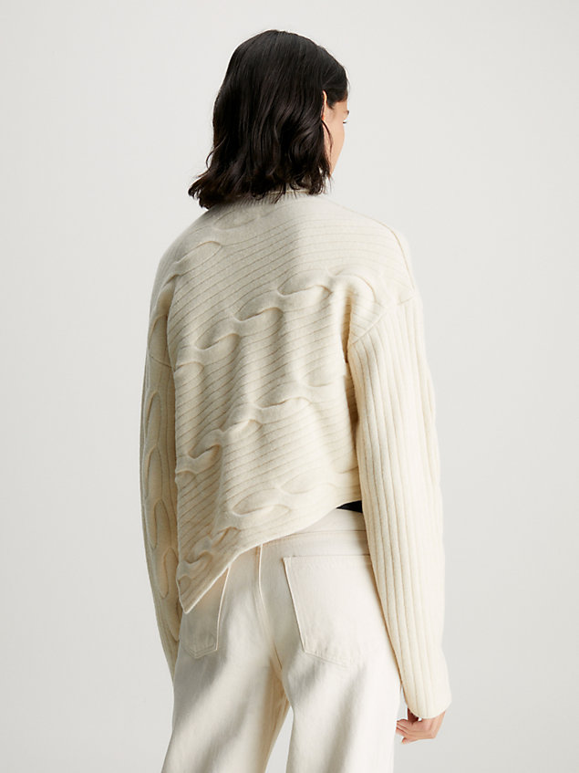 beige asymetryczny sweter dzianinowy ze splotem warkoczowym dla kobiety - calvin klein